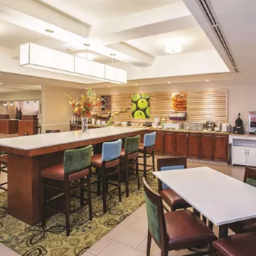 La Quinta Inn & Suites by Wyndham Bakersfield North