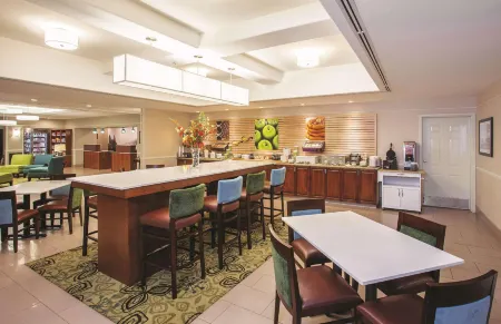 La Quinta Inn & Suites by Wyndham Bakersfield North Отели рядом с Аэропорт Медоус Филд