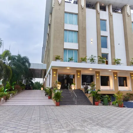 Tania President Inn