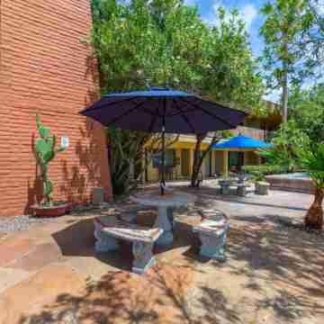 Royal Sun Inn & Suites Hotel Exterior