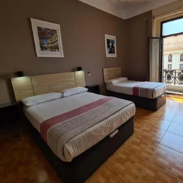 Hostal Miami Отели рядом с достопримечательностью «Небоскреб "Испания"»