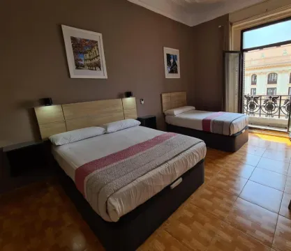 Hostal Miami Отели рядом с достопримечательностью «Небоскреб "Испания"»