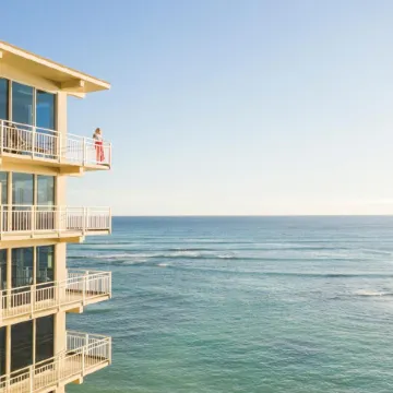 Kaimana Beach Hotel Отели рядом с достопримечательностью «Пляж Кахала-Бич»