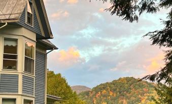 Laurel River Club Bed & Breakfast or Lrcbnb