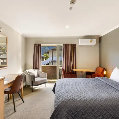 Queenstown Motel Apartments Các khách sạn gần Phòng trưng bày Ivan Clarke