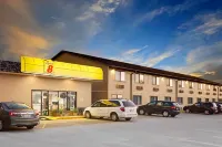 Super 8 by Wyndham Macomb Hotels near Greenhouse