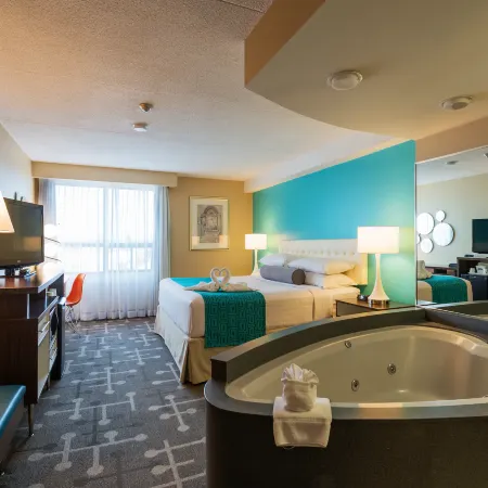Howard Johnson Plaza by Wyndham by the Falls / Niagara Falls