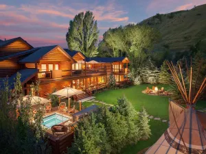 Rustic Inn Creekside