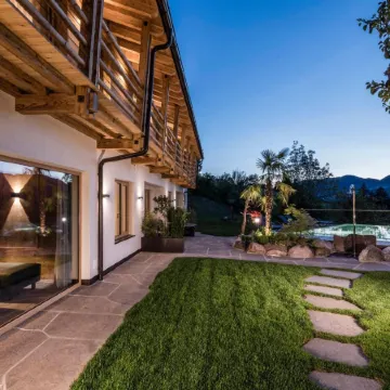 Presulis Hideaway Apartments & Restaurant