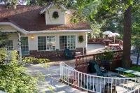 Giant Oaks Lodge - 2-Star
