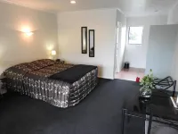 Tudor Lodge Motel - Parkplatz