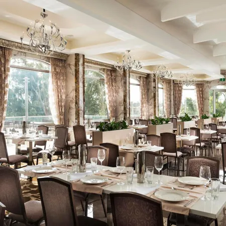Swan River Hotel