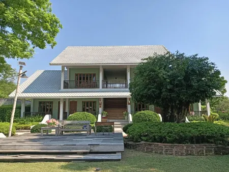 Scent of Sukhothai Resort Отели рядом с достопримечательностью «Wat Traphang Tong Lang»