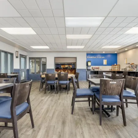 Days Inn & Suites by Wyndham Thunder Bay