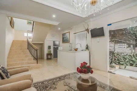 Urbanview Hotel Mon Bel Cibodas by RedDoorz Отели рядом с достопримечательностью «Botanic Garden Cibodas»