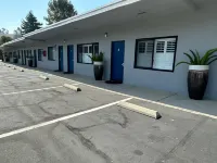 Cambria Palms Motel - parking