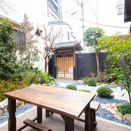 Kagurazaka Retro Bar & Hotel Отели рядом с достопримечательностью «Квартал Кагурадзака»