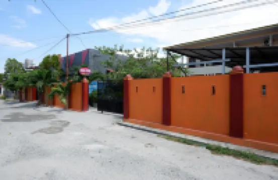 RedDoorz Near Mutiara Sis Al Jufrie Airport Palu