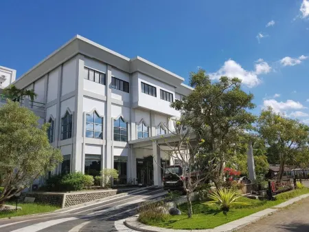 Grand Royal BIL Hotel Отели рядом с достопримечательностью «Mertak umbak»