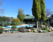Commodore Court Motel - С бассейном