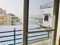 โรงแรมเดโวราจ นีวาส ออน ลาก ปิชโคลา อุไดปุร์ - วิวภูเขา