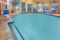 AmericInn by Wyndham Delafield Hotel a Delafield