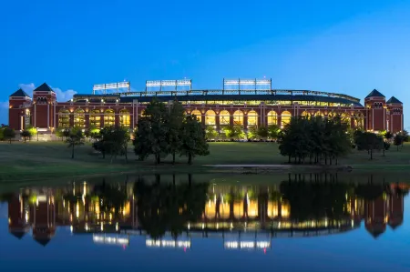 Sheraton Arlington Hotel Отели рядом с достопримечательностью «Университет Техас в Арлингтон»