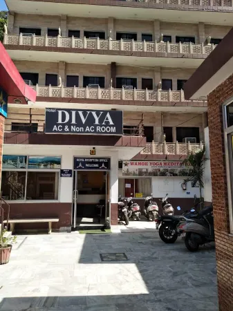 Hotel Divya Отели рядом с достопримечательностью «Eden Rock River Resort»