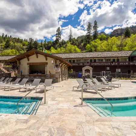 Twin Peaks Lodge & Hot Springs