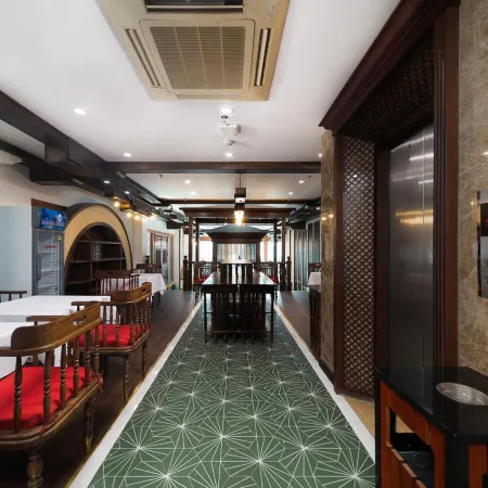 Veshia Hotel & Spa Отели рядом с достопримечательностью «Старый мост Лонгбьен»