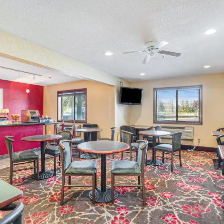 Super 8 by Wyndham Mt. Pleasant