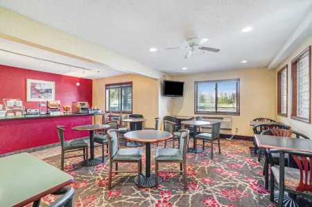 Super 8 by Wyndham Mt. Pleasant