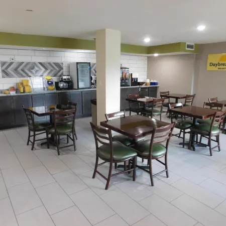 Days Inn by Wyndham West des Moines / Clive