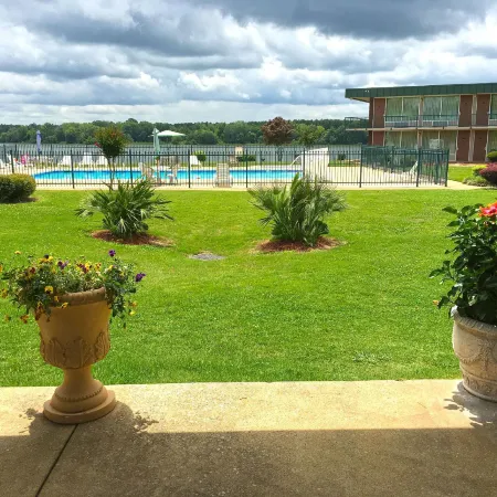 Super 8 by Wyndham Riverside Al