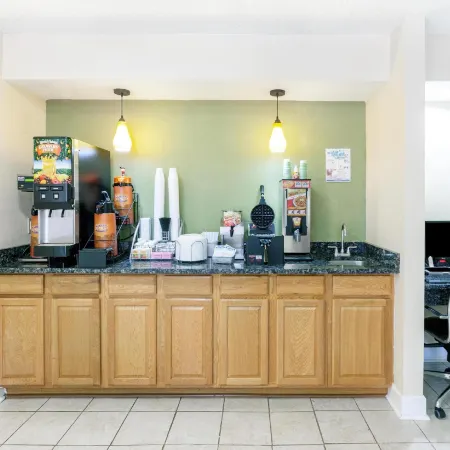 Super 8 by Wyndham Decatur/Dntn/Atlanta Area
