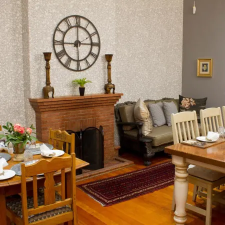 Del Roza Guest House