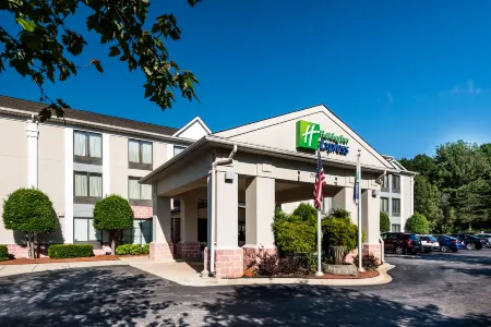 Holiday Inn Express & Suites Charlotte Arpt-Belmont