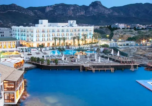 Rocks Hotel & Casino - Beach