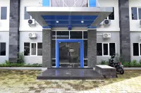 RedDoorz Plus near Museum Keraton Surakarta Hotel dekat Luwes Gading