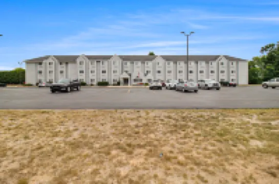 Microtel Inn & Suites by Wyndham Manistee Hotels in 