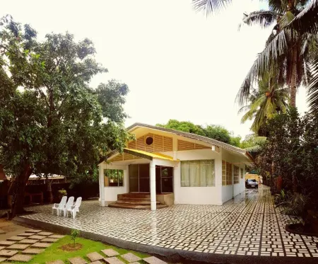 White House Beachfront, Batangas Отели рядом с достопримечательностью «Melecio Beach Front»