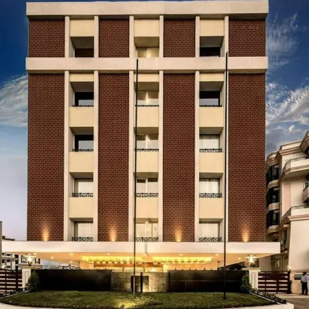 The Altruist Hitech Hotel Отели рядом с достопримечательностью «Конгресс-центр Cyber»