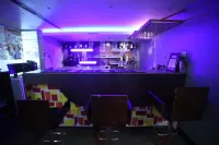 โรงแรมบายค์ ซูราจ พลาซา เวจ โรงแรม, ธานี - ที่มีบาร์