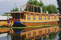 Dilshad Houseboats - vue sur la montagne