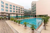 Radisson Blu Kaushambi Delhi NCR - Pools
