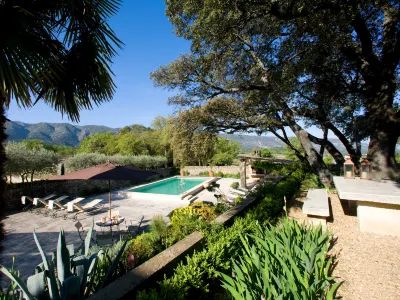 Domaine les Roullets Hotels near Ménerbes