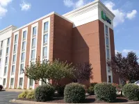 Holiday Inn Express Fredericksburg Southpoint فنادق في Spotsylvania Courthouse