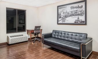 Super 8 by Wyndham Marshall