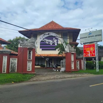 RedDoorz Plus Near Tugu Mercusuar Anyer โรงแรมใกล้หาดสัมโบโล