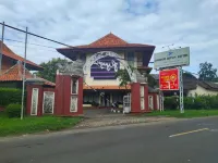 RedDoorz Plus Near Tugu Mercusuar Anyer - Parkplatz